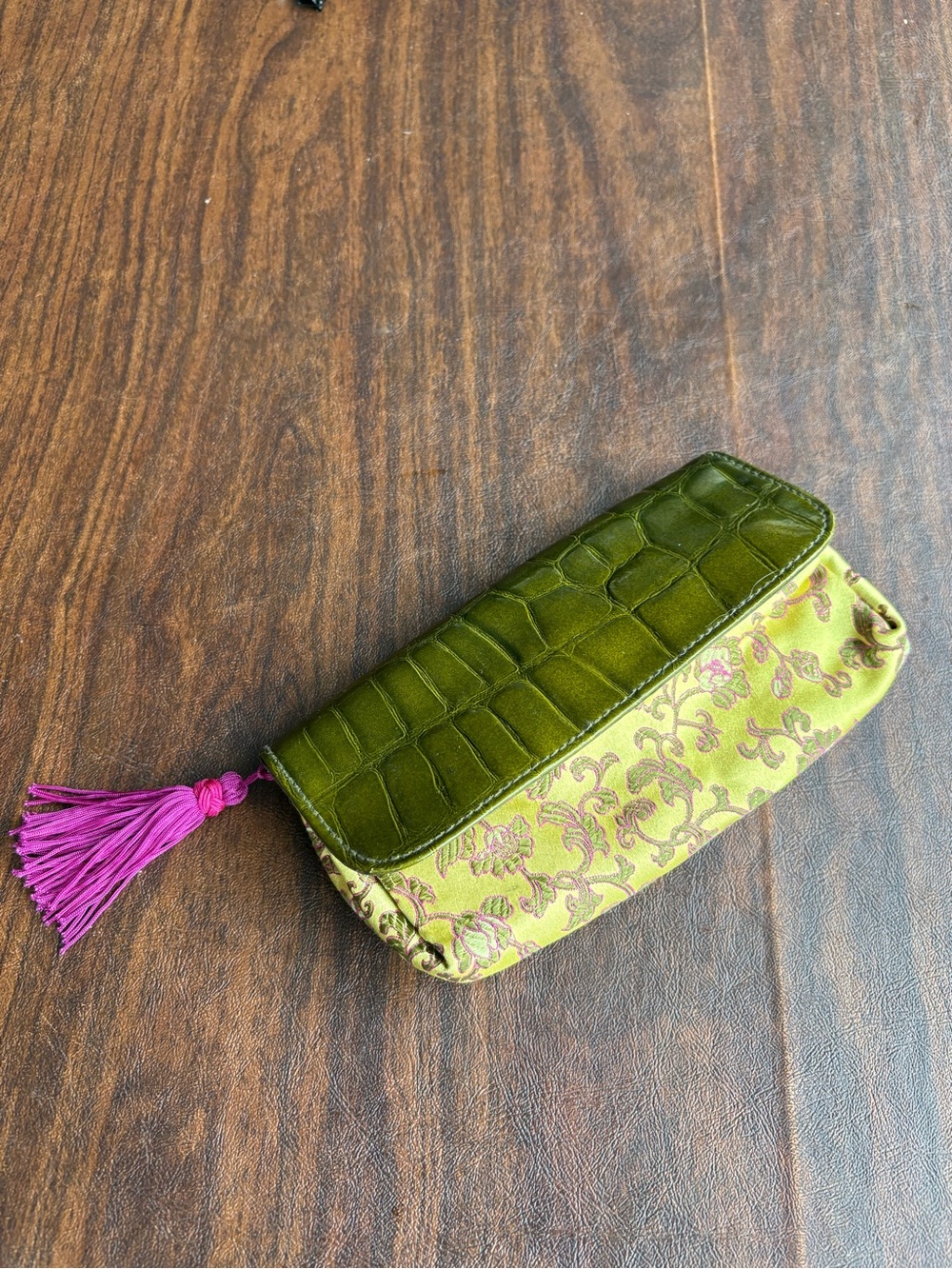 MAC travel  make up case with tassel